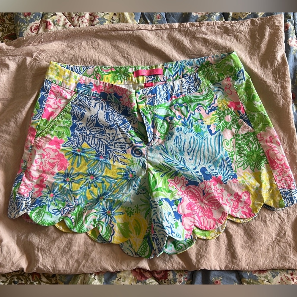 Lilly Pulitzer Classic Print Scallop Bottom Shorts size 10 (Pockets)